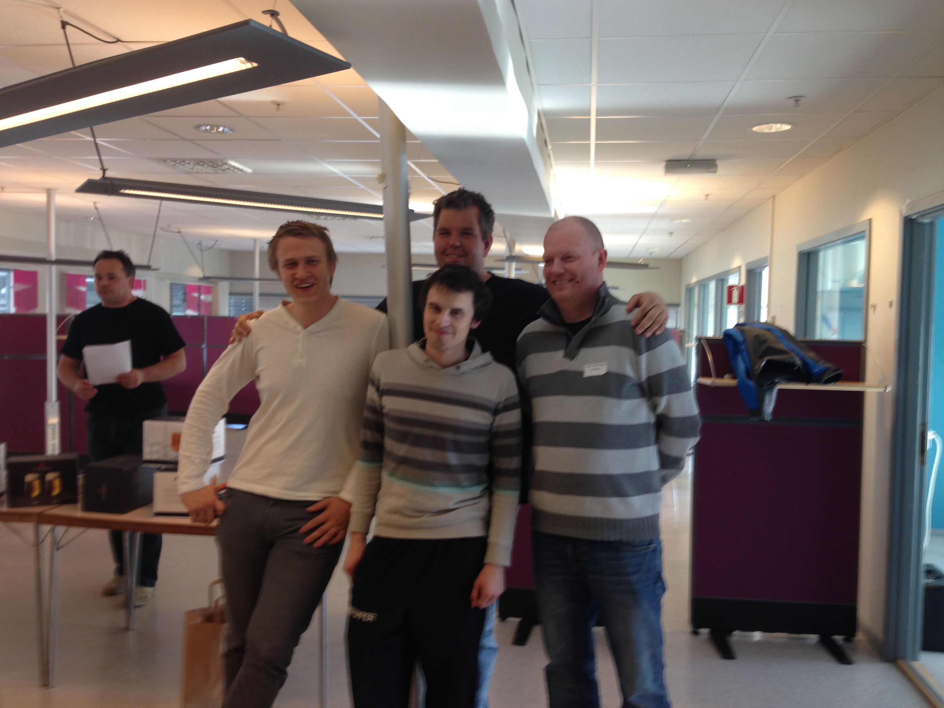 Her er vinnerne i pulje A - Tor Eivind, Kristoffer, Jørn Arild og Ragnar - med regnskapssjef Holmen i bakgrunnen